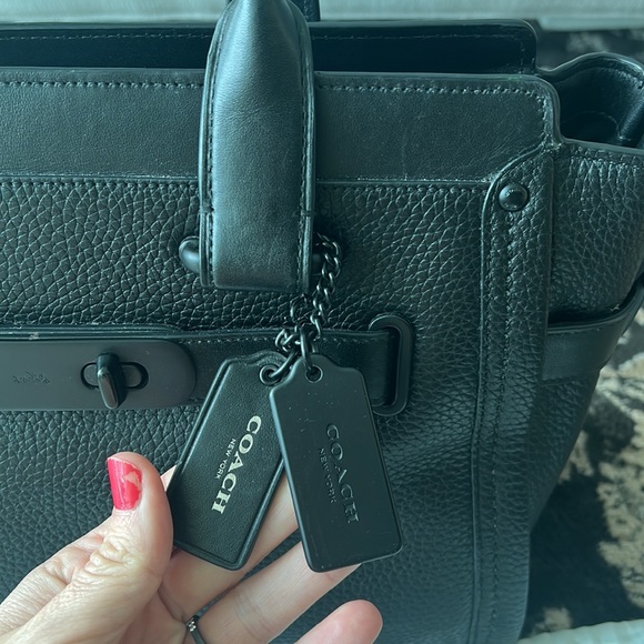 Coach *RARE* Swagger 37 Bag in pebbled black leather and matte black hardware - Picture 4 of 12